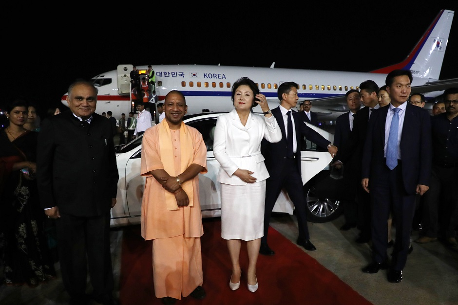 ▲모디 인도 총리의 공식 초청으로 인도를 방문중인 문재인 대통령 부인 김정숙 여사가 5일 오후(현지시간) 공군 2호기로 인도 우타르 프라데시(UP)주 러크나우 국제공항에 도착, 요기 아디티야나트 주 총리의 영접을 받고 있다.(러크나우(인도)/연합뉴스)