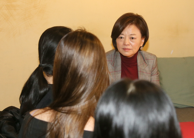 ▲진선미 여성가족부 장관은 지난달 29일 서울 강서구 소재 한 카페에서 가정폭력으로 어머니를 잃은 세 자매를 만나 위로하고, 피해자 보호와 가해자 처벌 관련 법제도를 개선하는데 최선을 다하겠다고 밝혔다.(사진제공=여성가족부)