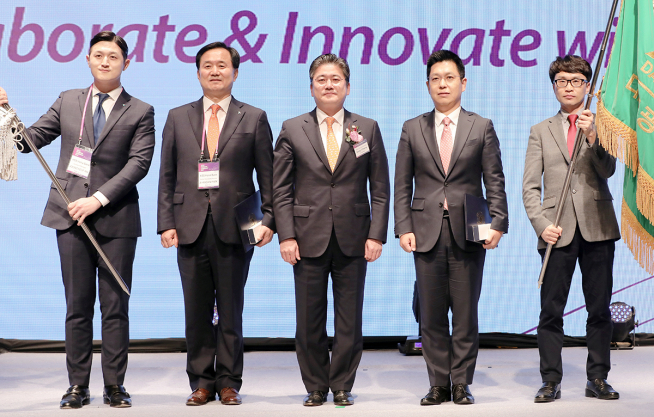 ▲KEB하나은행은 5일 서울 강남구 그랜드인터컨티넨탈호텔에서 개최된 산업통상자원부 주관 '2018 외국인투자유치 유공자 시상식'에서 단체부문 대통령 표창과 개인부문 산자부 장관 표창을 수상했다. 시상식 후 박지환 KEB하나은행 기업영업그룹전무(사진 왼쪽에서 두번째)가 정승일 산자부 차관(사진 왼쪽에서 세번째)과 기념촬영을 하고 있다.(사진=KEB하나은행)