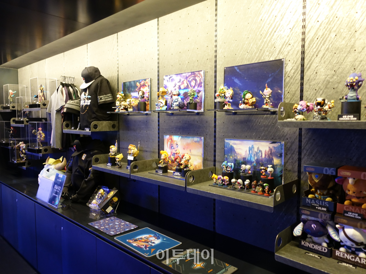 ▲'롤파크'는 '파크'라는 이름에 걸맞게 경기 관람외에도 다양한 LoL 콘텐츠를 즐길수 있는 테마공원이었다. 사진은 관련 굿즈를 판매하는 라이엇스토어. (김정웅 기자 cogito@)
