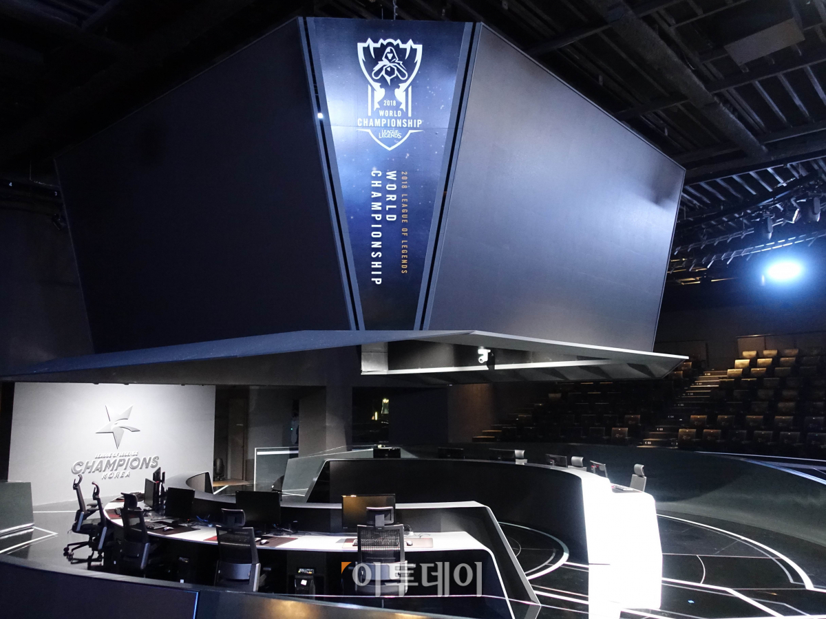 ▲경기장 'LCK 아레나'는 경기석과 관중석의 거리를 좁혀 현장감을 극대화하는 방향으로 설계됐다. (김정웅 기자 cogito@)