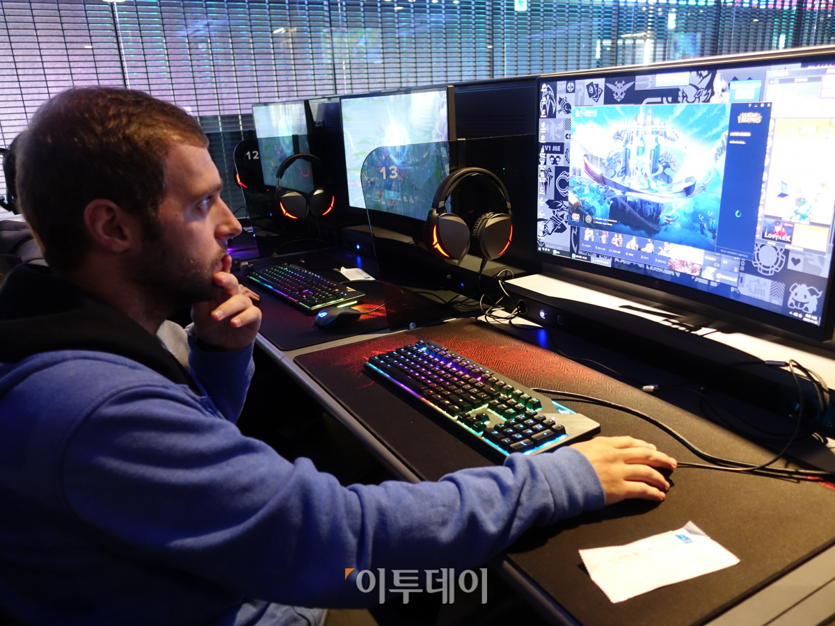 ▲‘라이엇PC’방에서 만난 스페인 LoL팬 하미에 가르시아(29). 이같은 외국인 ‘김치LoL’ 체험자는 너무 흔해서 눈에 띄지도 않을 정도였다. (김정웅 기자 cogito@)