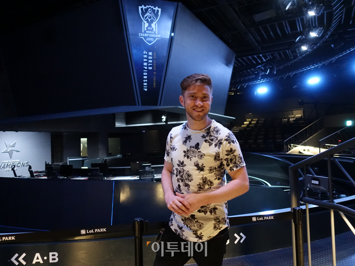 ▲5일 찾은 롤파크에서 수많은 LoL팬과 포토타임을 가질 정도로 팬덤을 확보하고 있는 LCS NA 캐스터 ‘대시(DASH)'. (김정웅 기자 cogito@)