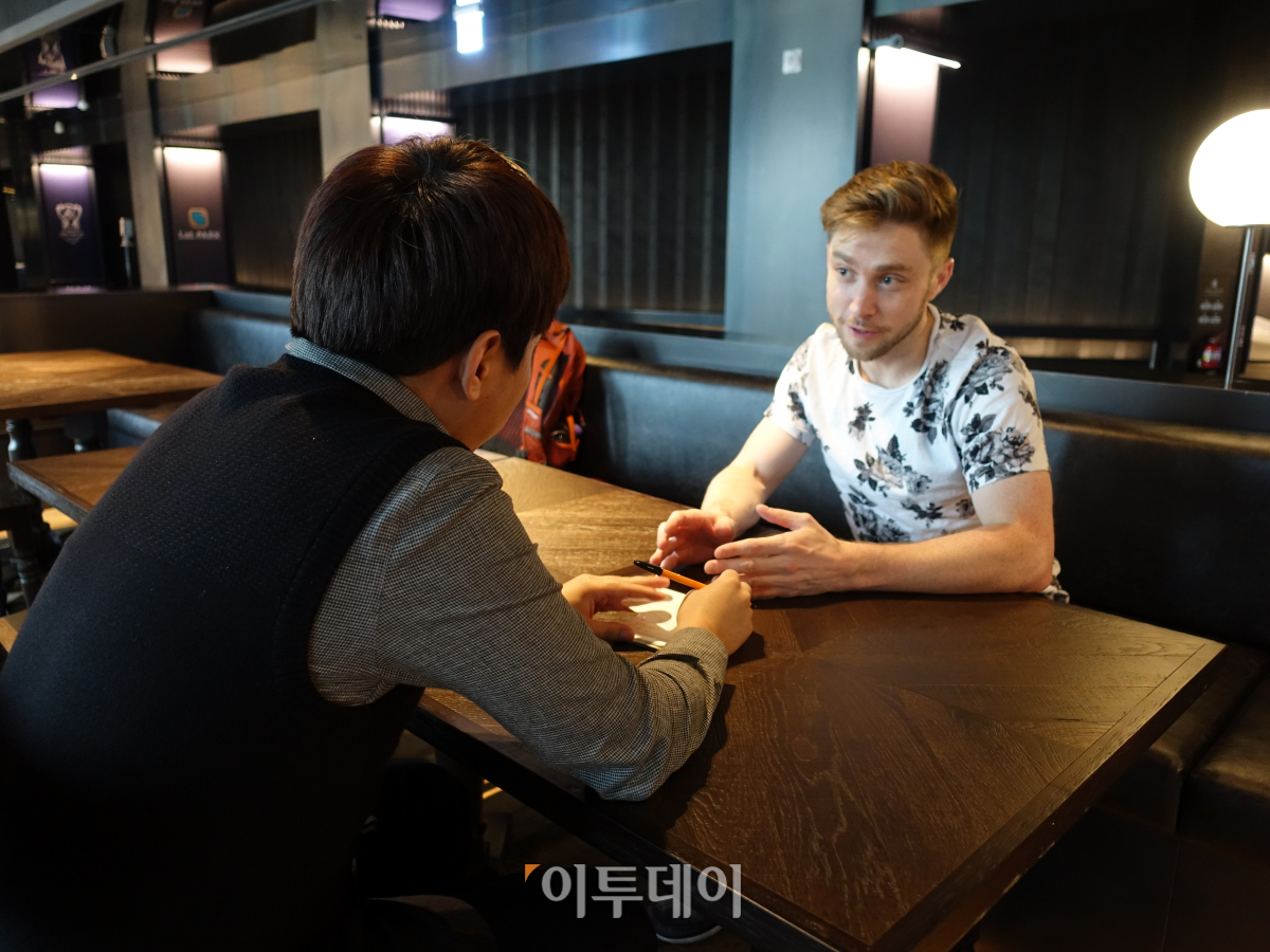 ▲잠시 인터뷰를 한 대시는 최근의 한국 e스포츠의 부진이 새로운 탄생의 계기가 될 것이라고 말했다. (김정웅 기자 cogito@)