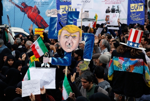▲4일(현지시간) 이란 시민들이 전 미국 대사관 앞에서 미국의 대이란 제재에 반대하는 시위를 열고 있다. 테헤란/EPA연합뉴스