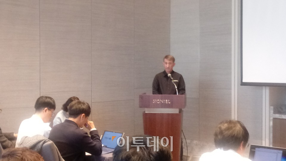 ▲엔비디아가 6일 서울 잠실 롯데 시그니엘 호텔에서 마크 해밀턴 <가운데> 엔비디아 솔루션 아키텍처 및 엔지니어링 부사장이 참석한 가운데 향후 사업전략에 대해 설명하는 자리를 가졌다. (한영대 기자 yeongdai@)