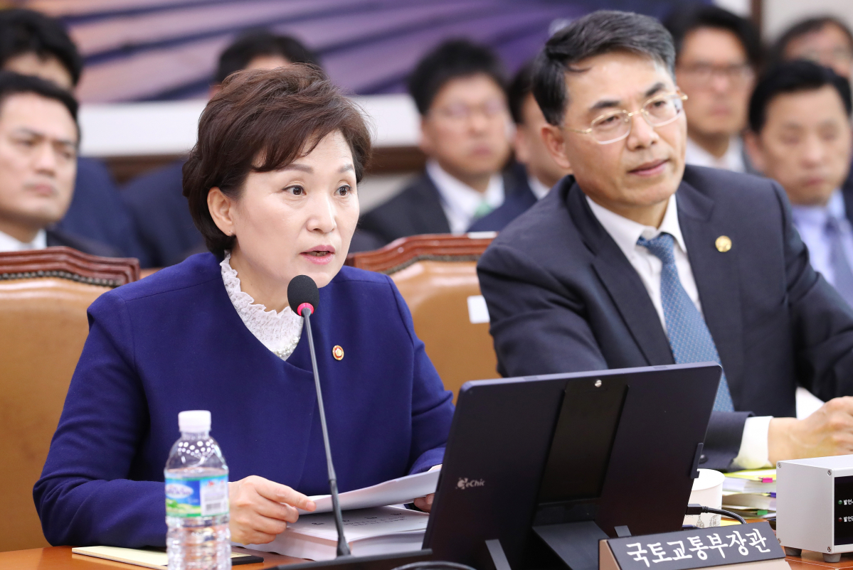 ▲질의에 답하는 김현미 국토부 장관(연합뉴스)
