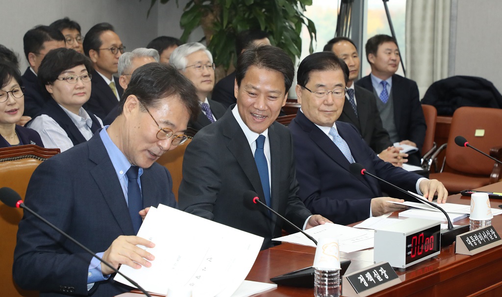 ▲6일 국회에서 열린 국회 운영위원회의 청와대 국정감사에 장하성 청와대 정책실장(왼쪽부터), 임종석 비서실장, 정의용 국가안보실장이 참석해 있다.(연합뉴스)