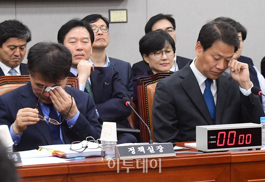 ▲임종석(오른쪽) 대통령비서실장과 장하성 정책실장이 6일 서울 여의도 국회에서 열린 국회 운영위원회의 청와대 국정감사에서 눈을 만지고 있다. 고이란 기자 photoeran@