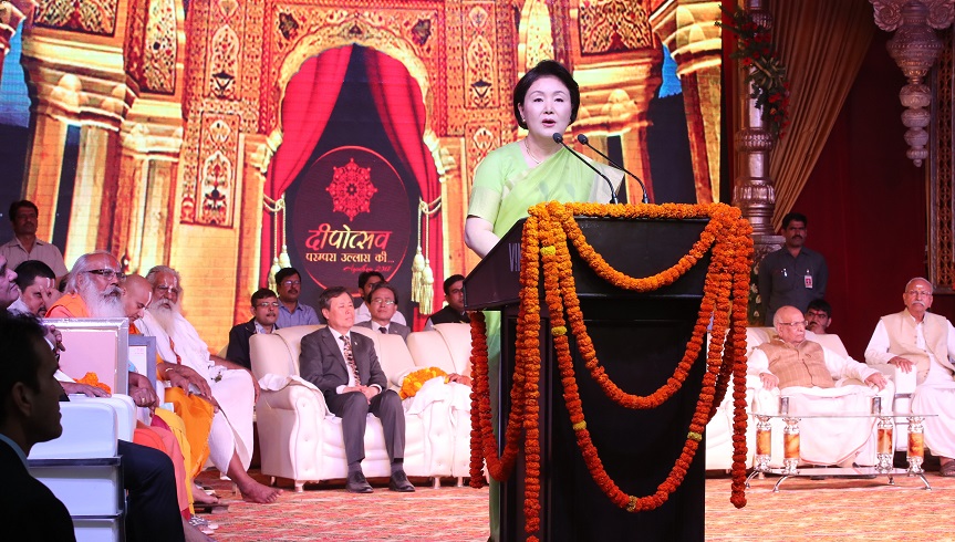 ▲모디 인도 총리의 공식 초청으로 인도를 방문 중인 문재인 대통령 부인 김정숙 여사가 6일 오후(현지시간) 인도 우타르 프라데시(UP)주 아요디아에서 열린 디왈리 축제 개막식에서 연설하고 있다.(아요디아(인도)/연합뉴스)