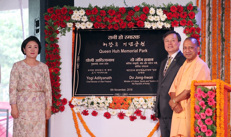 ▲모디 인도 총리의 공식 초청으로 인도를 방문 중인 문재인 대통령 부인 김정숙 여사가 6일 오후(현지시간) 인도 우타르 프라데시(UP)주 아요디아에서 열린 허왕후 기념공원 기공식에서 표지석을 제막하고 있다. 오른쪽은 도종환 문화체육관광부 장관과 요기 아디티야나트 주 총리. (아요디아(인도)/연합뉴스)