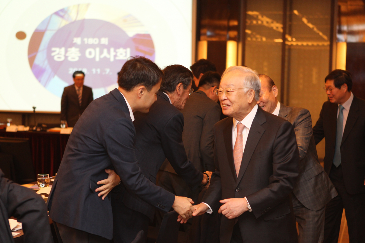 ▲한국경영자총협회(이하 경총)는 7일 오전 서울시 중구 웨스턴조선호텔에서 손경식 <가운데> 경총 회장이 참석한 가운데 제 180회 이사회를 열었다.  (사진제공=한국경영자총협회)