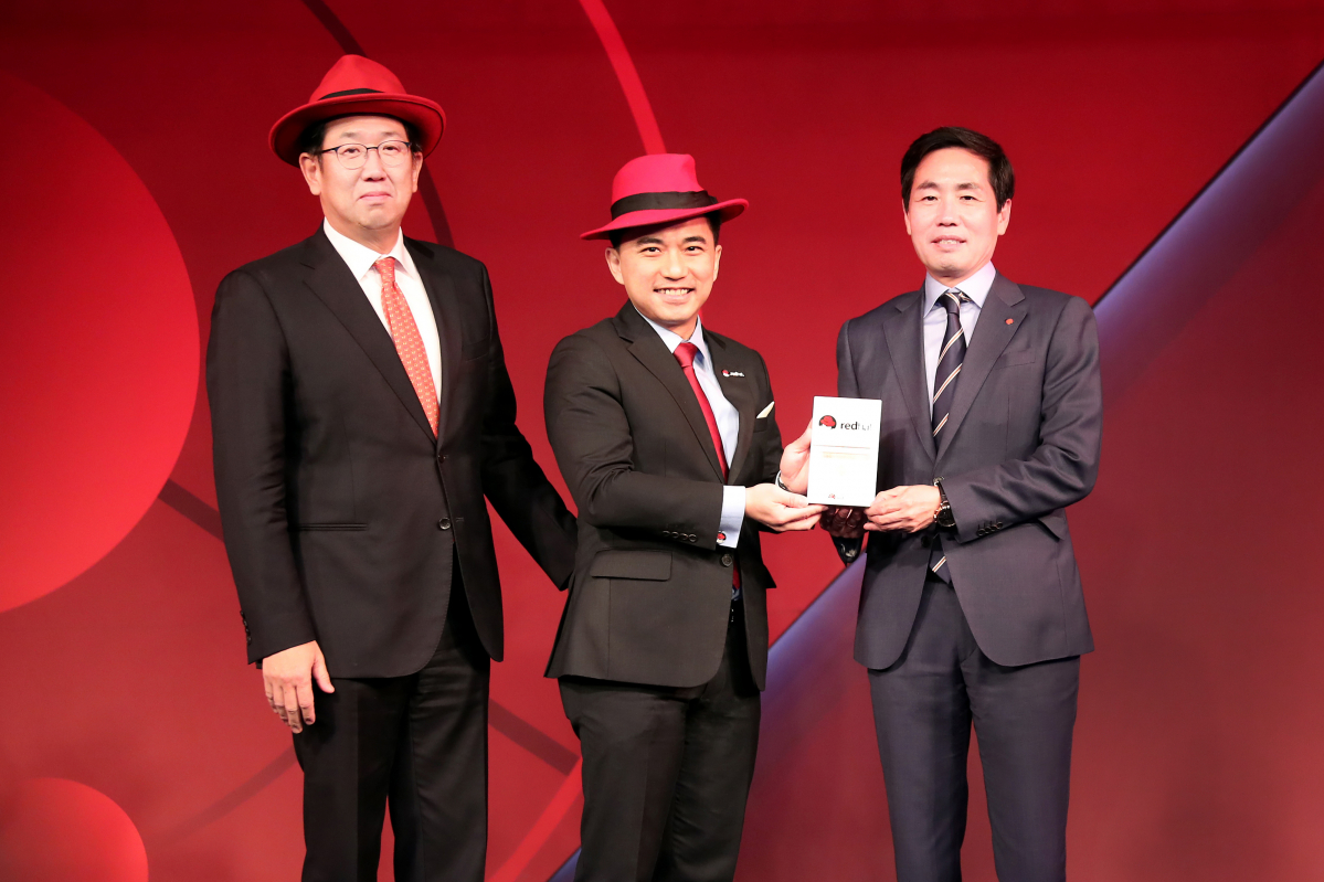 ▲(우측부터)김창권 롯데카드 대표이사와 데미안 웡 레드햇 아시아 그로스&이머징마켓 총괄 부사장, 함재경 한국레드햇 사장이 6일 인터컨티넨탈 서울 코엑스에서 개최된 '레드햇 포럼 서울 2018'에서 시상 후 기념촬영을 하고 있다.(사진=롯데카드)