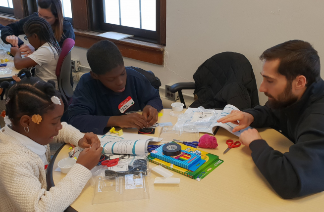 ▲현대모비스가 미국 미시건주 디트로이트시의 한 공립초등학교에서 '주니어 공학교실' 수업을 진행하고 있다. (사진제공=현대모비스)