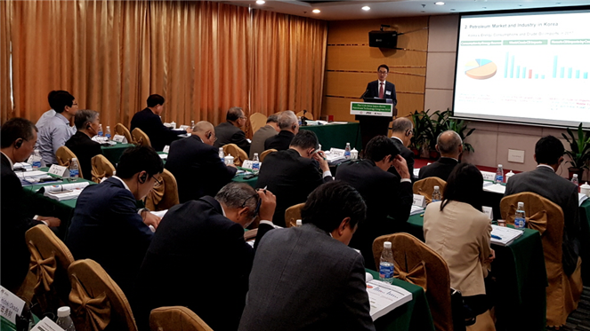 ▲한국석유관리원은 6~8일 중국 광저우에서 ‘2018년 한·중·일 석유기술회’을 개최한다. 사진은 김동길 석유관리원 사업이사가 ‘제11회 2018년 한중일 석유기술회’에서 우리나라의 석유산업 현황과 발전방향에 대한 기조연설을 하는 모습.(한국석유관리원)