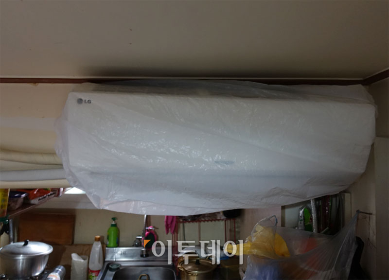 ▲2평 남짓한 할머니 방에 놓여있던 벽걸이 에어컨. 이번 여름 폭염에 지원받은 것이라고 했다. (유정선 기자 dwt84@)