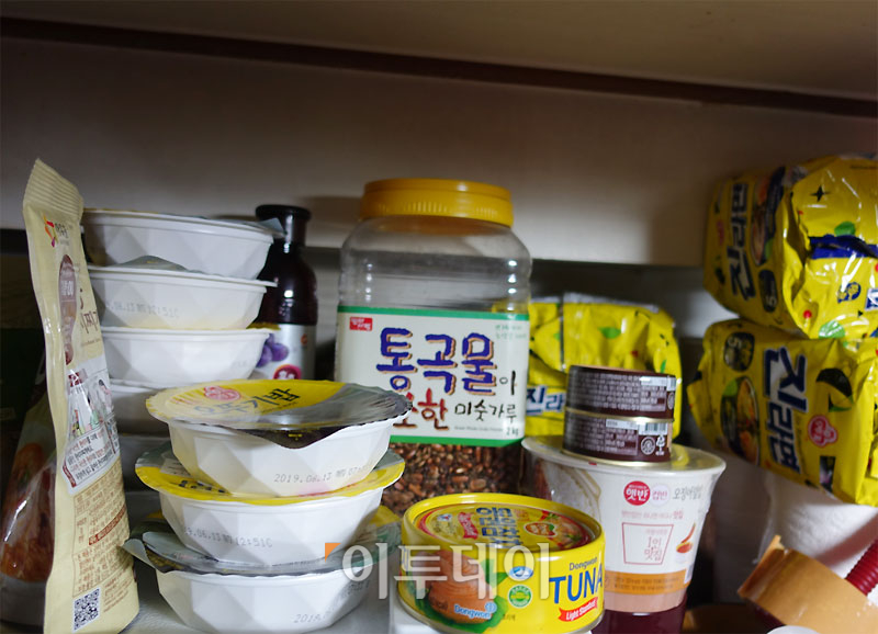 ▲즉석밥과 통조림, 간편식들이 눈에 띄었다. 거동이 불편한 할머니에게는 겨울철 꼭 필요한 것들이다. (유정선 기자 dwt84@)