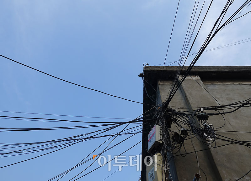 ▲어지럽게 얽힌 전깃줄 사이로 가을 하늘이 한눈에 들어왔다. 외부와 단절된 곳 같지만 이들에게 가장 필요한 것은 관심과 세상의 따뜻한 시선이다. (유정선 기자 dwt84@)