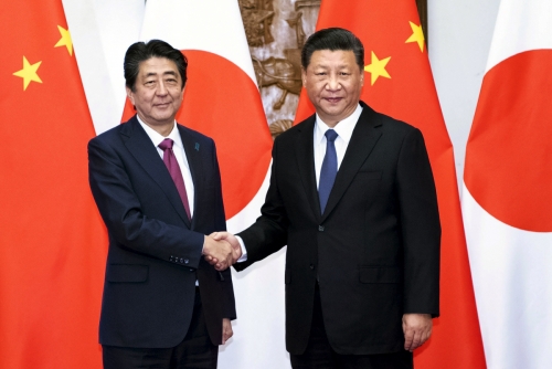 ▲아베 신조(왼쪽) 일본 총리와 시진핑 중국 국가주석이 10월 26일(현지시간) 베이징에서 만나 악수하고 있다. 베이징/AP연합뉴스

