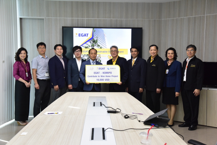 ▲이영조 한국중부발전 기획전략처장(가운데 오른쪽)이 6일(현지시간) 파타나 태국 전력청(EGAT) 기획부청장(가운데 왼쪽)에게 기부금을 전달한 뒤 양 기관 관계자들과 기념 촬영을 하고 있다.(한국중부발전)