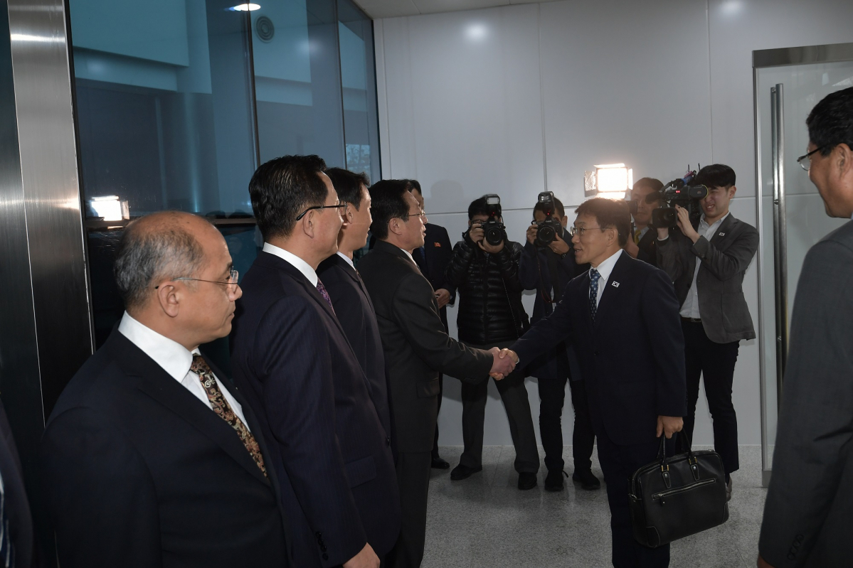 ▲보건복지부 권덕철 차관(오른쪽)과 박명수 보건성 국가위생검열원장이 7일 오전 남북 보건의료협력 분과회의가 열리는 개성 남북공동연락사무소에서 만나 악수를 나누고 있다.(개성=사진공동취재단)