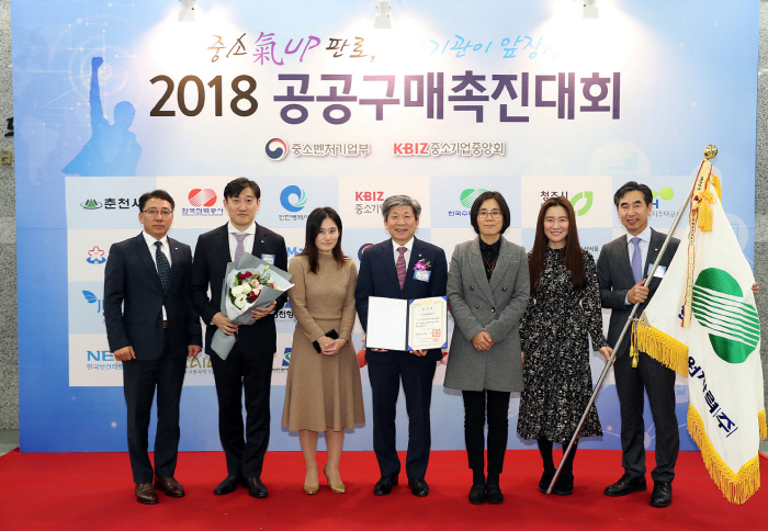 ▲7일 열린 ‘2018 공공구매 촉진대회’ 시상식에 참석한 김형섭 한수원 경영관리부사장(왼쪽에서 네번째)과 관계자들이 대통령 표창 수상을 기념해 사진을 촬영하고 있다.(한국수력원자력)