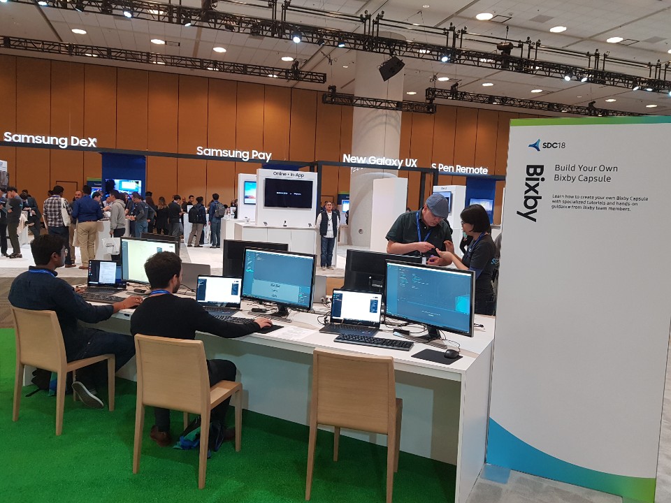 ▲빅스비캡슐 만드는 법을 배우고 실습 중인 개발자들. (사진=송영록 기자 syr@)