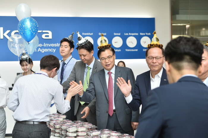 ▲권평오 코트라(KOTRA0 사장(가운데)이 올해 6월 창립 56주년을 기념해 열린 ‘하이파이브(손뼉맞장구) 데이’에서 출근하는 직원들과 하이파이브를 하는 모습.(코트라)