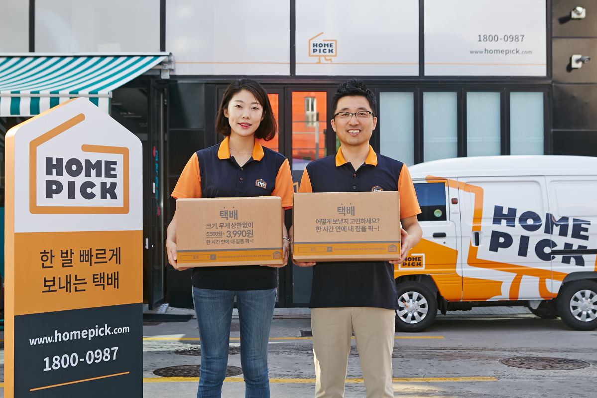 ▲홈픽 김영민 대표(오른쪽)와 홈픽 직원이 주유소에서 배송 프로세스를 설명하고 있다.(사진 제공=홈픽)