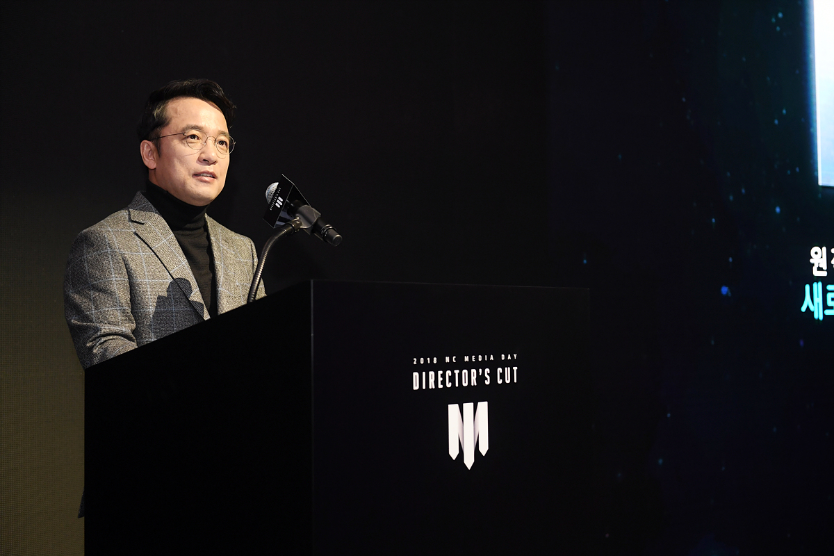 ▲김택진 엔씨소프트 대표가 신작발표회 '디렉터스 컷'에 참석해 발표를 하고 있다. (엔씨소프트)