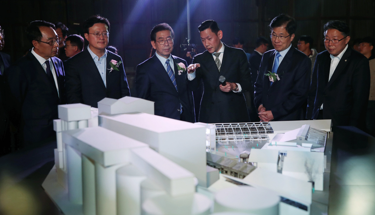 ▲박원순(왼쪽 세번째) 서울시장이 6일 오후 서울 영등포구 대선제분에서 열린 대선제분 영등포공장 재생사업 선포식에서 문화공간 조감도를 살펴보고 있다. 연합뉴스