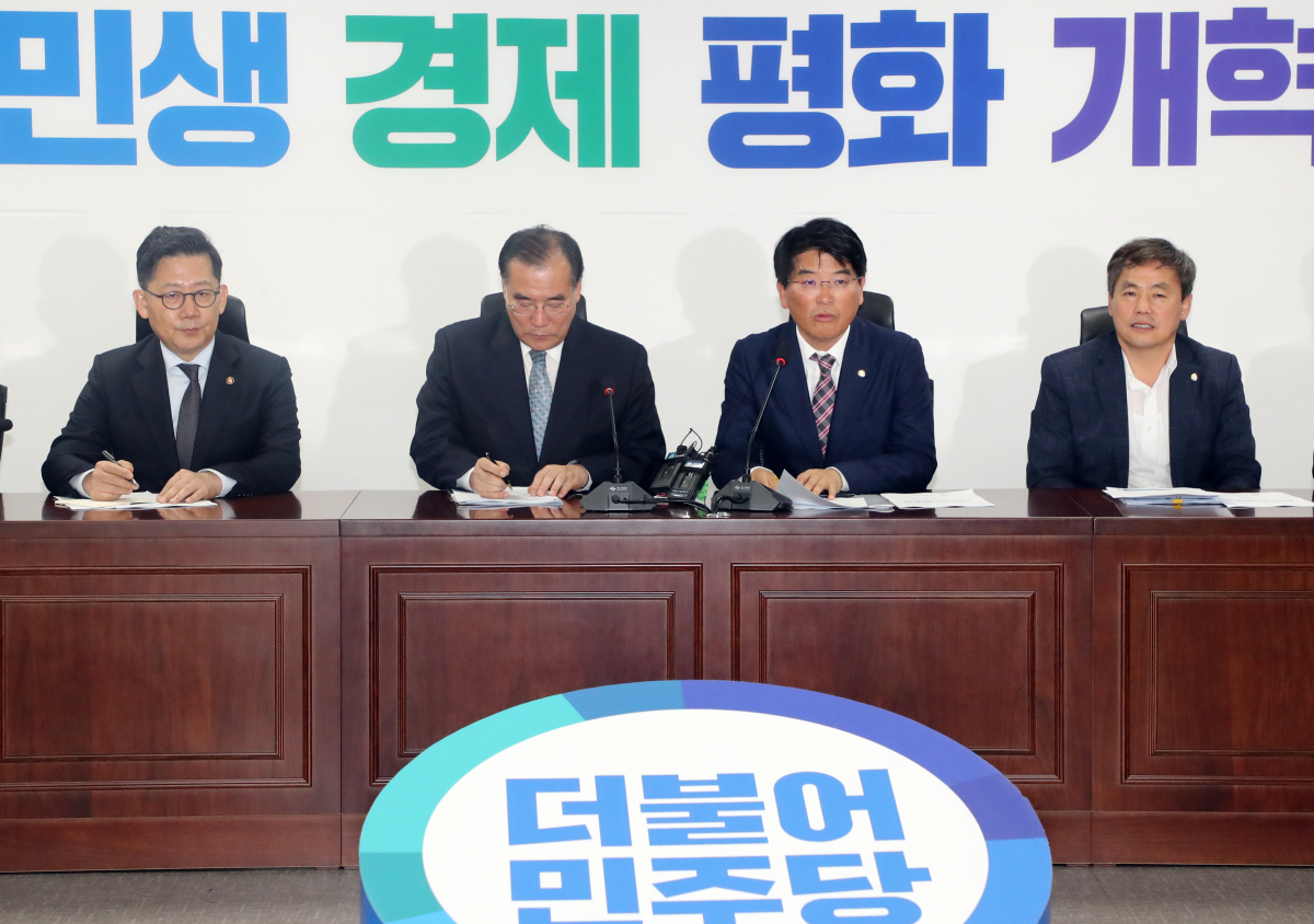 ▲더불어민주당 농해수위 간사인 박완주 의원이 8일 국회 의원회관에서 '차기 쌀 목표 가격과 직불제 개편 방향'을 안건으로 열린 더불어민주당 농해수위 위원-농식품부 당정협의에서 발언하고 있다.(연합뉴스)