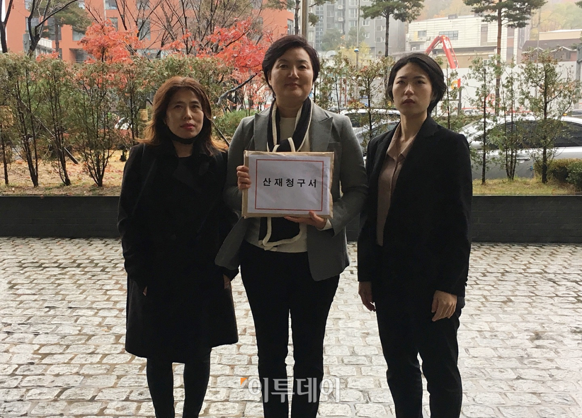 ▲남정숙 전 성균관대 교수(가운데)는 8일 오후 2시 서울 중구 퇴계로 근로복지공단 서울지역본부 앞에서 기자회견을 열고 "대학에서 근무 중 일어난 성폭력으로 육체적·정신적 상해를 입었다"고 주장했다. 한국여성인권진흥원 김정희 집중지원팀 코디네이터(왼쪽)와 한국여성인권진흥원 자문변호사인 최주영 변호사가 함께했다. (김소희 기자 ksh@)