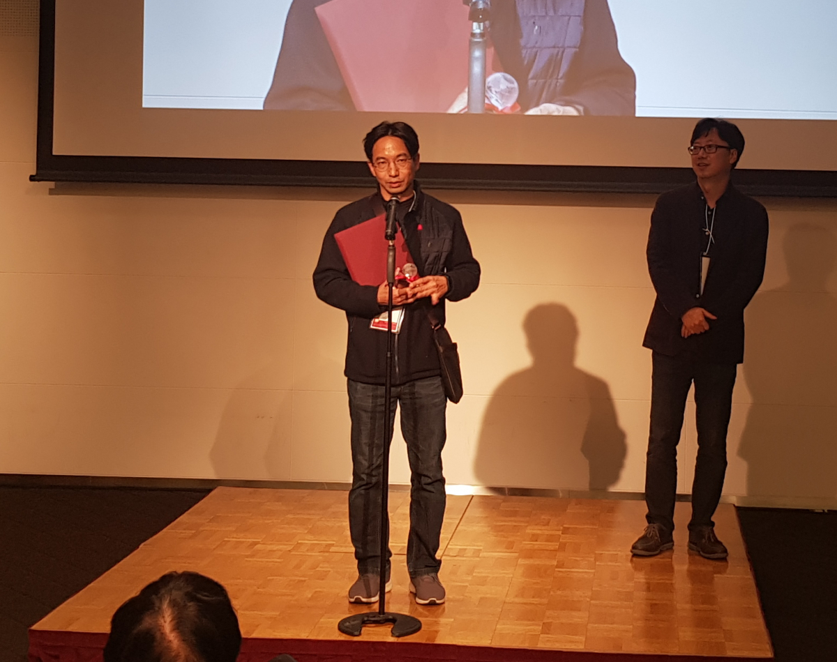 ▲하현제 MBC강원영동 PD가 7일 일본 도쿄에서 열린 '도쿄독스 국제다큐멘터리 피칭포럼'에서 수상소감을 밝히고 있다.