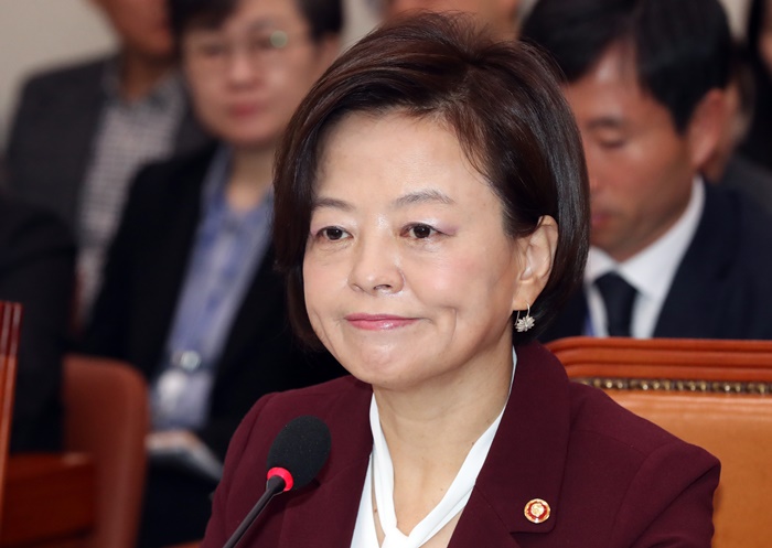 ▲지난달 30일 오전 서울 영등포구 여의도 국회에서 열린 국회 여성가족위원회의 여성가족부 국정감사에서 진선미 여성가족부 장관이 의원 질의를 듣고 있다.(뉴시스)