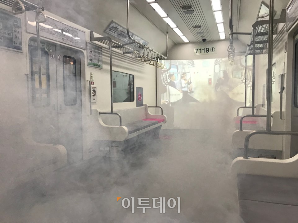 ▲움직이던 지하철이 멈추고 연기가 시야를 가리는 지하철 체험관에서, 시민들은 좌석 밑 레버로 지하철을 정지시킨 뒤 대피하는 훈련을 했다. (나경연 기자 contest@)