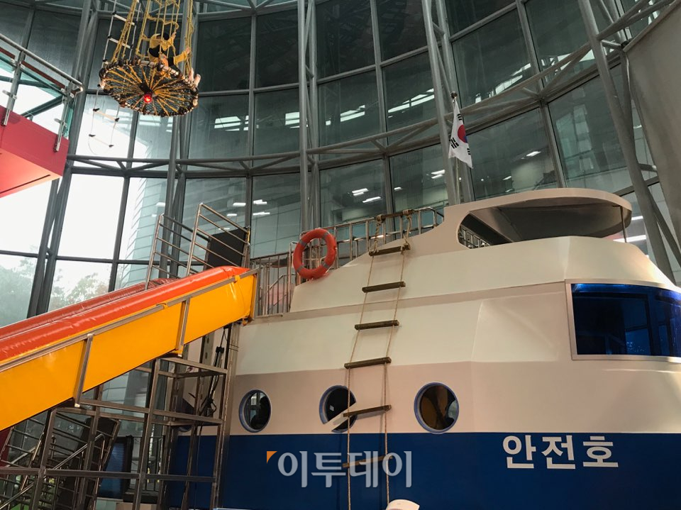 ▲시민들은 선박 체험관에서 구명조끼를 입은 채, 슬라이더를 타고 선박 밖으로 탈출하는 체험을 했다. (나경연 기자 contest@)