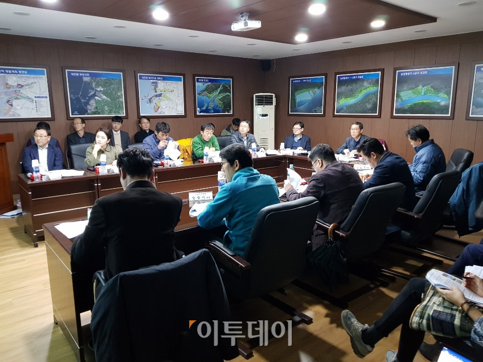 ▲산림청이 8일 국립새만금수목원 조성사업 현장간담회를 하고 있다.(산림청)