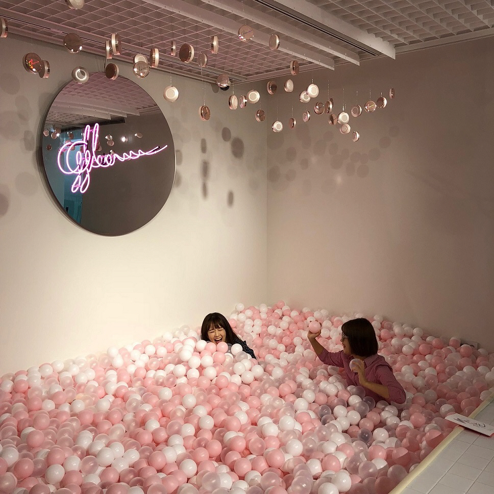 ▲미샤 '글로우 스위밍풀'