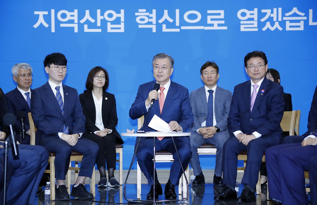 ▲문재인 대통령이 8일 경북 포항시 포스텍 가속기 연구소(4세대연구동)에서 열린 경북지역 경제인들과 간담회에 참석해 인사말을 하고 있다.(뉴시스)