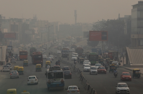 ▲인도 뉴델리 도로가 8일(현지시간) 짙은 스모그로 뒤덮여 있다. 뉴델리/로이터연합뉴스
