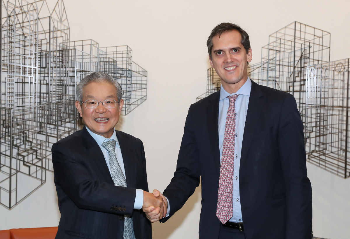 ▲권태신 전경련 부회장(왼쪽)이 8일 전경련회관을 방문한 순꼬 로하스 아르헨티나 통상차관보와 악수하고 있다.(사진 제공=전경련)