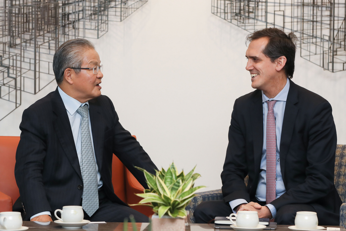 ▲권태신 전경련 부회장(왼쪽)이 8일 전경련회관을 방문한 순꼬 로하스 아르헨티나 통상차관보와 만나 한-아르헨티나 양국 간 경제협력 강화 방안과 한국-메르코수르 FTA 추진에 대해 논의했다.(사진 제공=전경련)