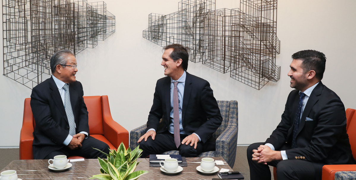 ▲권태신 전경련 부회장(왼쪽)이 8일 전경련회관을 방문한 순코 로자스 아르헨티나 통상차관보, 곤잘로 뉴바운드 주한 아르헨티나 대사관 상무관과 만나 한-아르헨티나 양국 간 경제협력 강화 방안과 한국-메르코수르 FTA 추진에 대해 논의했다.(사진 제공=전경련)