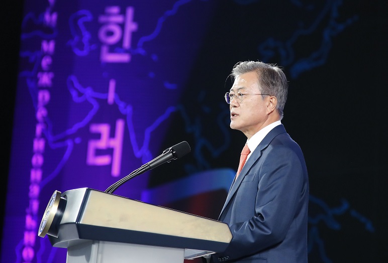 ▲문재인 대통령이 8일 오후 경북 포항 포스텍 체육관에서 열린 제1회 한-러 지방협력 포럼에서 인사말을 하고 있다.(연합뉴스)