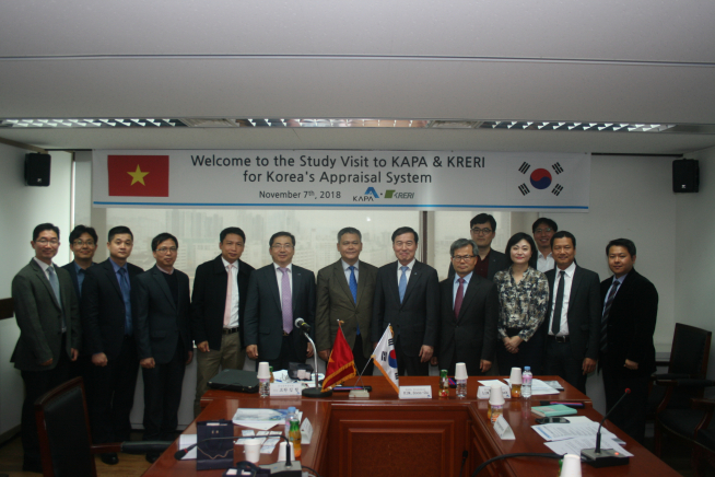 ▲베트남 중앙경제관리원 대표단과 한국감정평가사협회, 한국부동산연구원 관계자들이 기념촬영을 하고 있다. 왼쪽에서부터 일곱 번째 베트남 대표단 트란 김 청 단장, 여덟 번째 한국감정평가사협회 김순구 회장, 아홉 번째 한국부동산연구원 임의택 원장(사진=한국감정평가사협회)