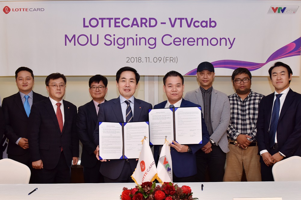 ▲롯데카드 김창권 대표이사(가운데 왼쪽)와 베트남 종합유선방송사인 브이티브이 케이블 황 응옥 후언 회장(가운데 오른쪽)이 9일 서울 을지로에 있는 롯데호텔서울에서 업무협약을 맺고 기념촬영을 하고 있다.(사진=롯데카드)