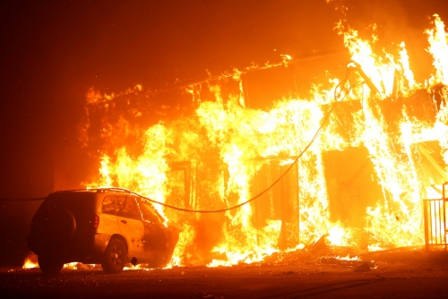 ▲미국 캘리포니아주 뷰트카운티 파라다이스 지역에 8일(현지시간) 대형 산불이 발생한 가운데 건물과 차량이 화염에 휩싸여 있다. 뷰트카운티/로이터연합뉴스
