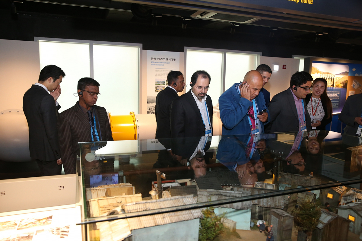 ▲개도국 공무원 및 주한공간원 인프라 초청 연수생들이 국토발전전시관을 관람하는 모습(사진=국토교통부)