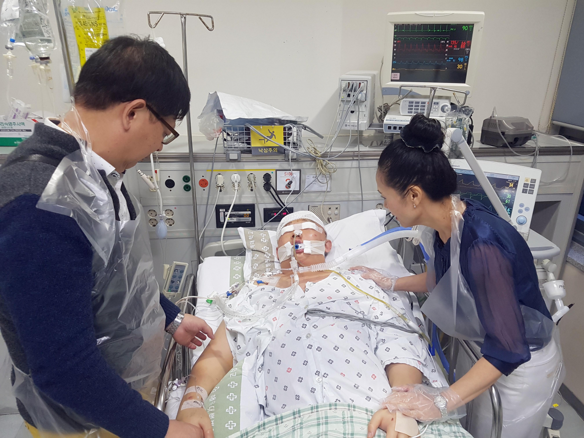 ▲지난 9월 부산 음주운전 사고로 중상을 입어 50일간 치료를 받던 윤창호(22)씨가 9일 끝내 숨졌다. 사진은 치료 중 병상에 있던 윤 씨(연합뉴스)